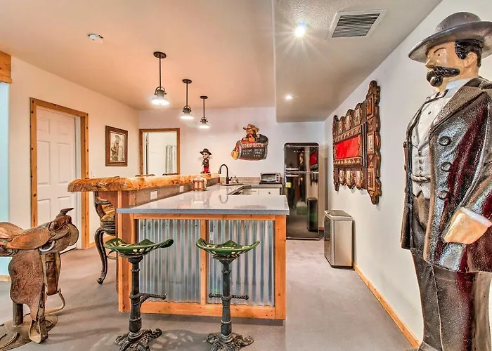 Family Game Room: Spacious *